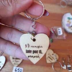 Llavero de madera grabado (mi corazón late por ti mamá)