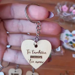 Llavero de madera grabado (tú también mereces tu amor)