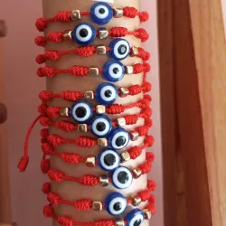 Pulsas rojas 7 nudos con ojo turco