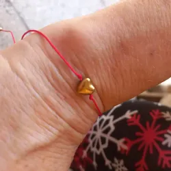 Pulsera roja con dije de corazón 