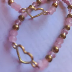 Pulseras con cuentas rosadas 