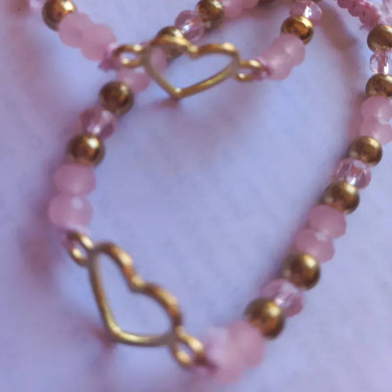 Pulseras con cuentas rosadas 