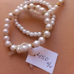 Pulseras con perlas blancas