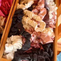 Scrunchie de satin mediano