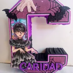 Inicial en 3D con nombre y adornos en 2D