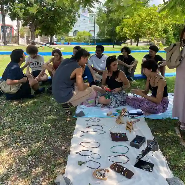 Mantras de Hilo es un proyecto de amuletos tejidos a mano, creados con intención, respeto por los materiales y una profunda conexión con la energía de la tierra. Cada pieza nace como un acto consciente, donde el hilo, las piedras y los símbolos se unen para acompañar procesos personales, proteger la energía y recordar la importancia de vivir con presencia y equilibrio.