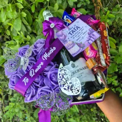Corazón con rosas, botellas y chuches