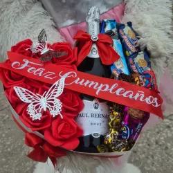 Corazón con rosas, botellas y chuches
