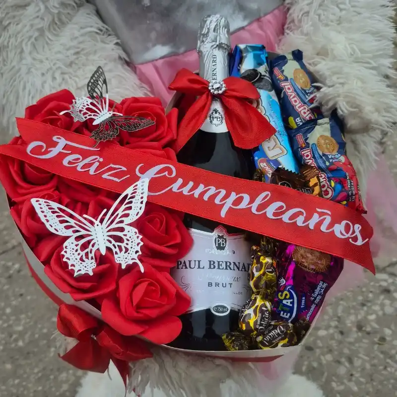 Corazón con rosas, botellas y chuches