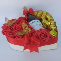 Corazón con rosas,chocolates y botella