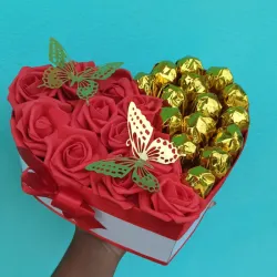 Corazón con rosas y bombones