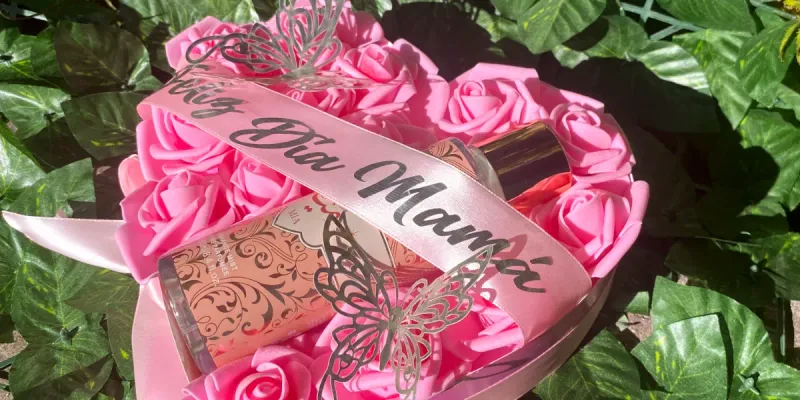 Corazón con rosas y colonia