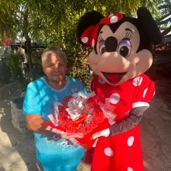 Entrega de regalos con Mini Mouse