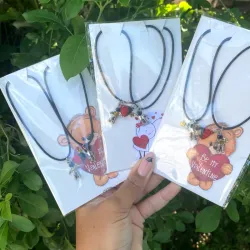 Pareja collares con astronautas y corazón imantado y corazón imantado