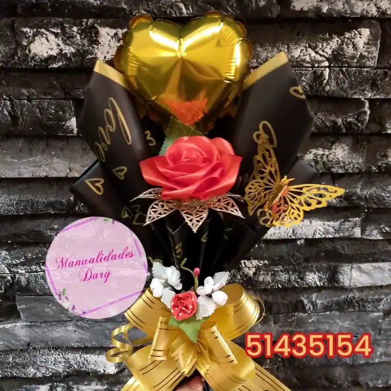 Rosa eterna con globo corazón 