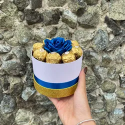 1 rosa eterna + 8 Ferreros Rocher 