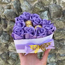 10 rosas eternas + 3 Ferreros Rocher  