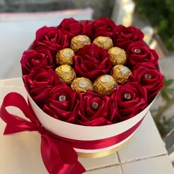 12 rosas eternas + 8 Ferreros Rocher 
