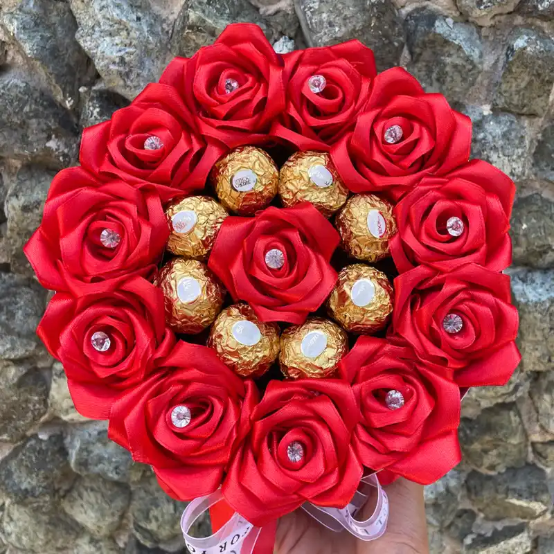 12 rosas eternas + 8 Ferreros Rocher 