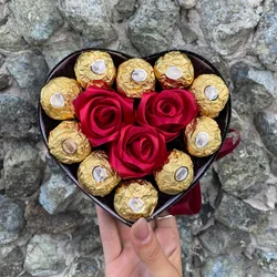 3 rosas eternas + 10 Ferreros Rocher 
