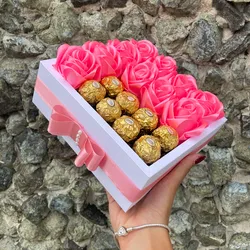 10 rosas eternas + 8 Ferreros Rocher 