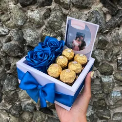 2 rosas eternas + 6 Ferreros Rocher