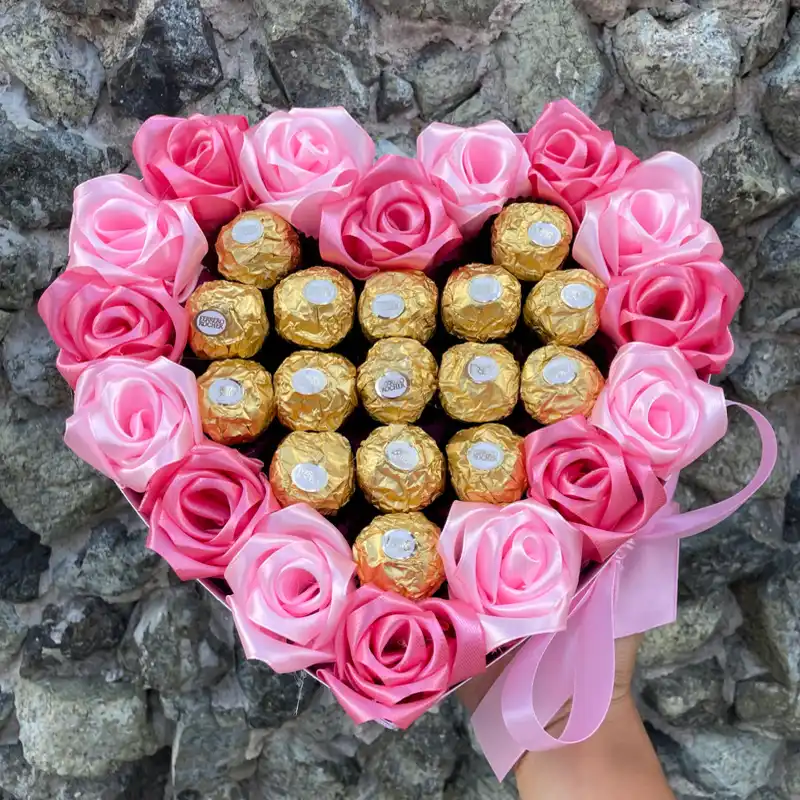 16 rosas eternas + 16 Ferreros Rocher 