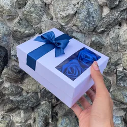 Caja pequeña + 2 rosas eternas 