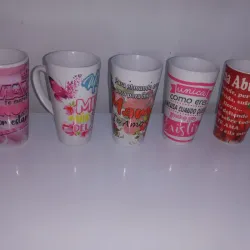 Jarras blancas cónicas