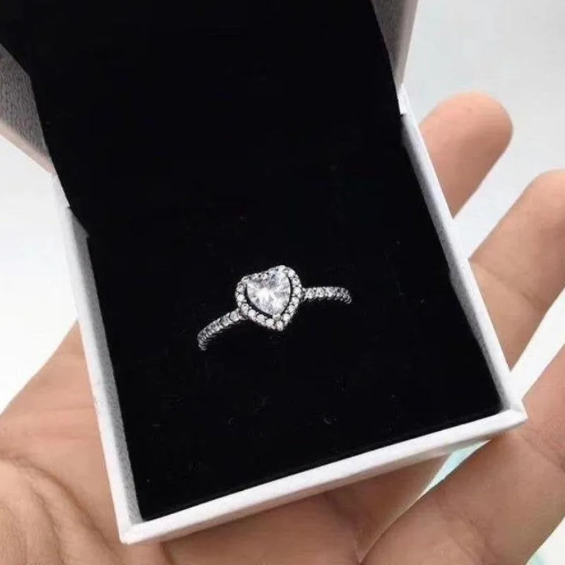Anillo de corazón blanco