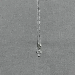 Cadena con dije de crucifijo 