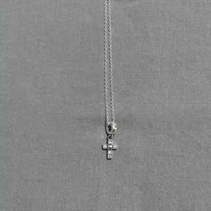 Cadena con dije de crucifijo 