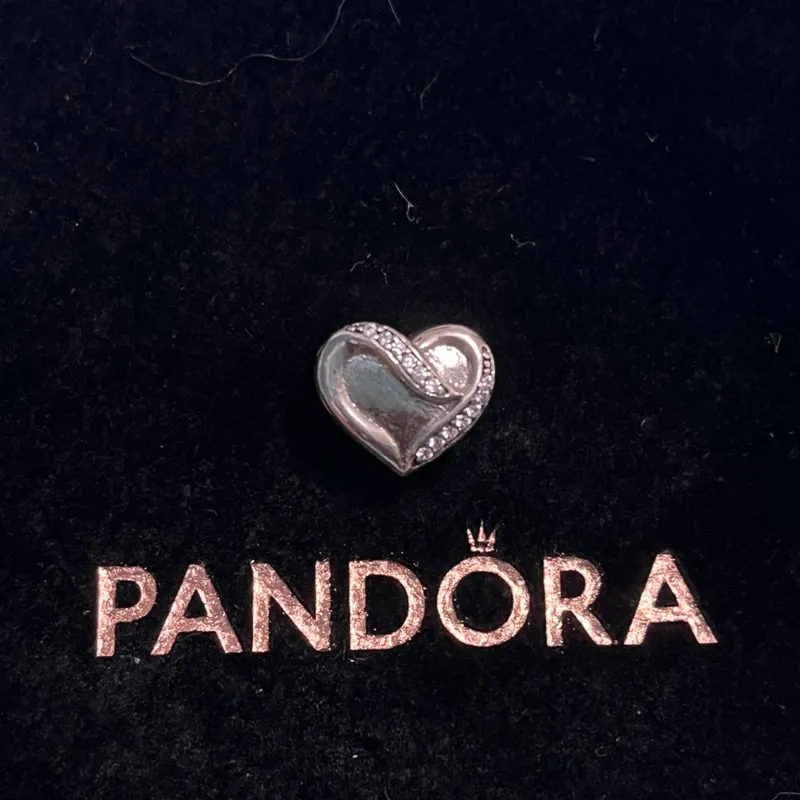 Corazon con circonias entrelazadas