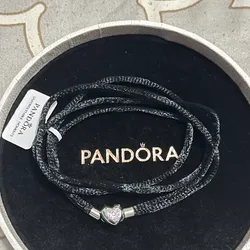 Cuero negro doble con cierre de corazon