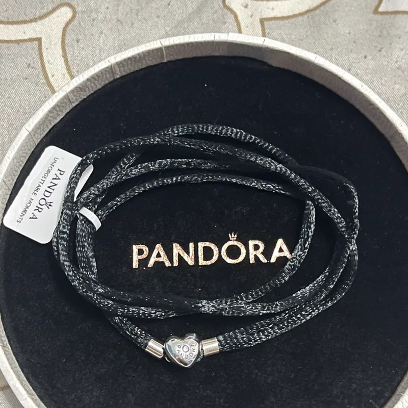 Cuero negro doble con cierre de corazon