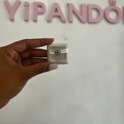 Piedra azul con circonias en rombo