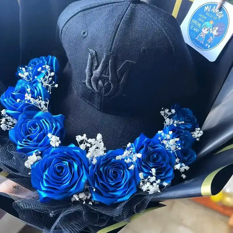 Ramo de 8 rosas con gorra
