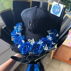 Ramo de 8 rosas con gorra