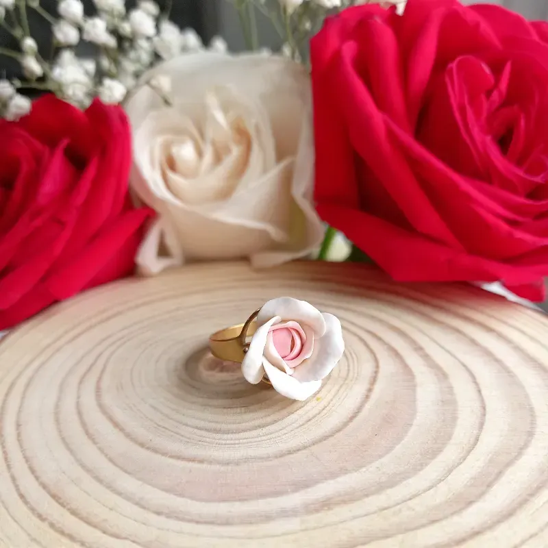 Anillo de Rosa Blanca con centro Rosa