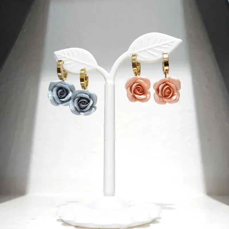 Aretes Colgantes de Rosas