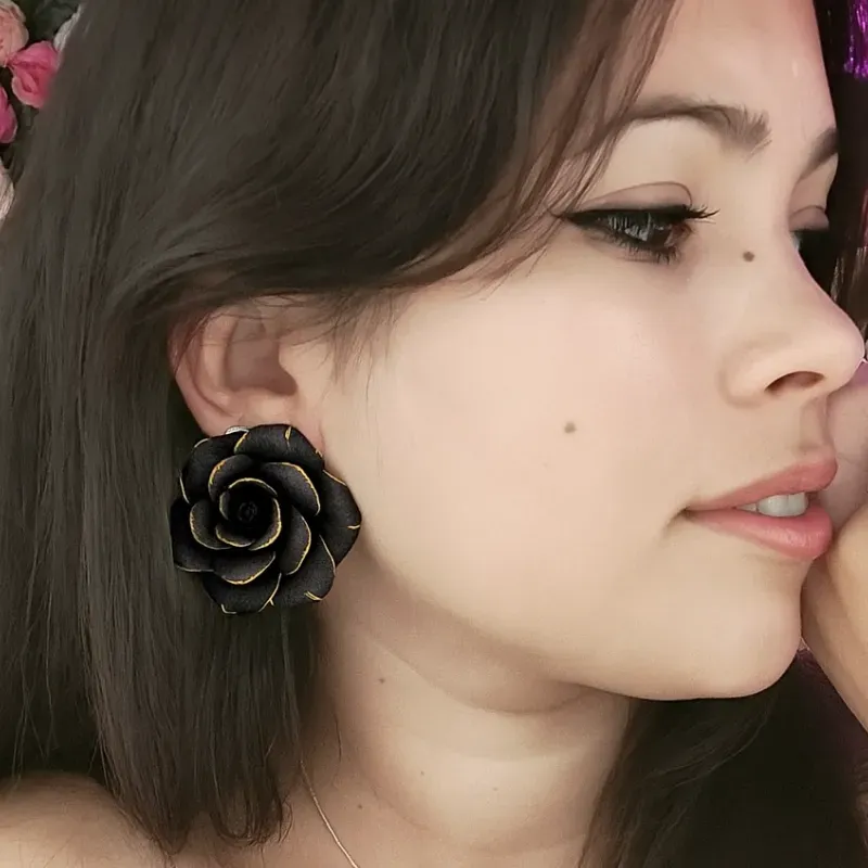 ✨Aretes de Rosas XL (Negro con bordes dorados)✨