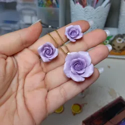 Juego de rosas lilas