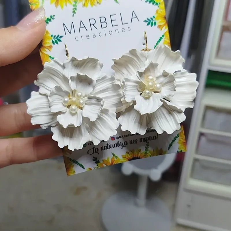 Maxi Aretes de Flores Blancas 