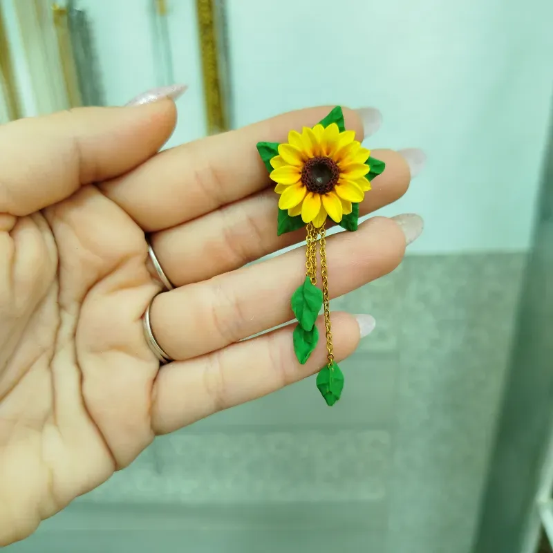 Pin de Girasol con hojas 