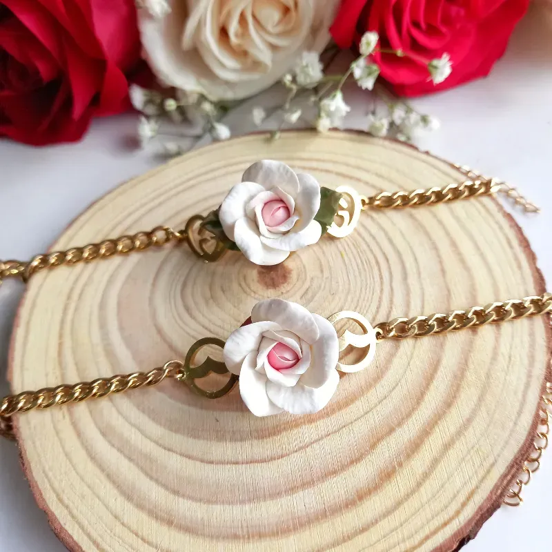 Pulsera de Rosas Blancas con centro Rosa