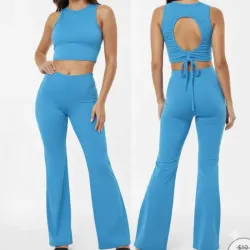 Conjunto de pantaloneta y top de esplada abierta color azul eléctrico claro