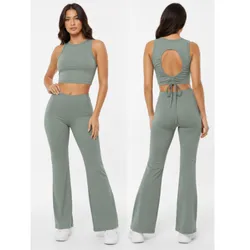 Conjunto de pantaloneta y top de esplada abierta color verde grisáceo