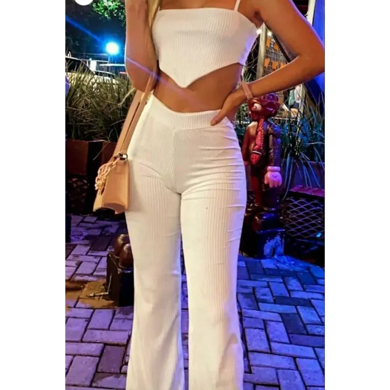 Conjunto de pantaloneta y top de tirantes con pico