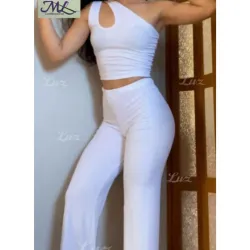 Conjunto de pantaloneta y top estilo camiseta de una manga con abertura color blanco 