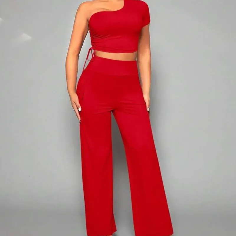 Conjunto de pantaloneta y top estilo pulover de un hombro descubierto
